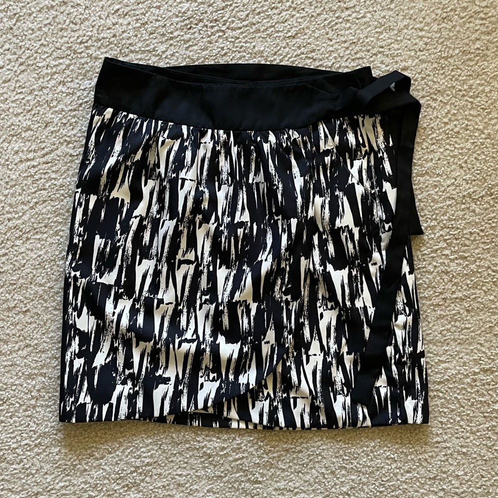 Banana Republic black and white wrap skirt, 8